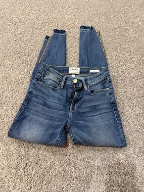 Frame Denim Skinny Jeans in Faded Blue Wash